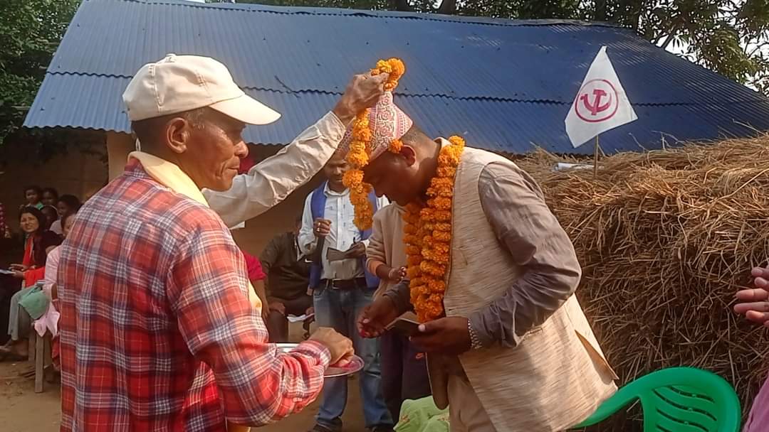 बर्दगोरिया २ बासीद्वारा गठबन्धनका उम्मेदवार साउदलाई फुलमालासहित स्वागत(तस्बिरमा )