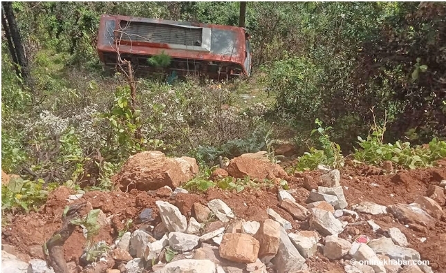 सिम्तामा बस दुर्घटना, १२ जना घाइते