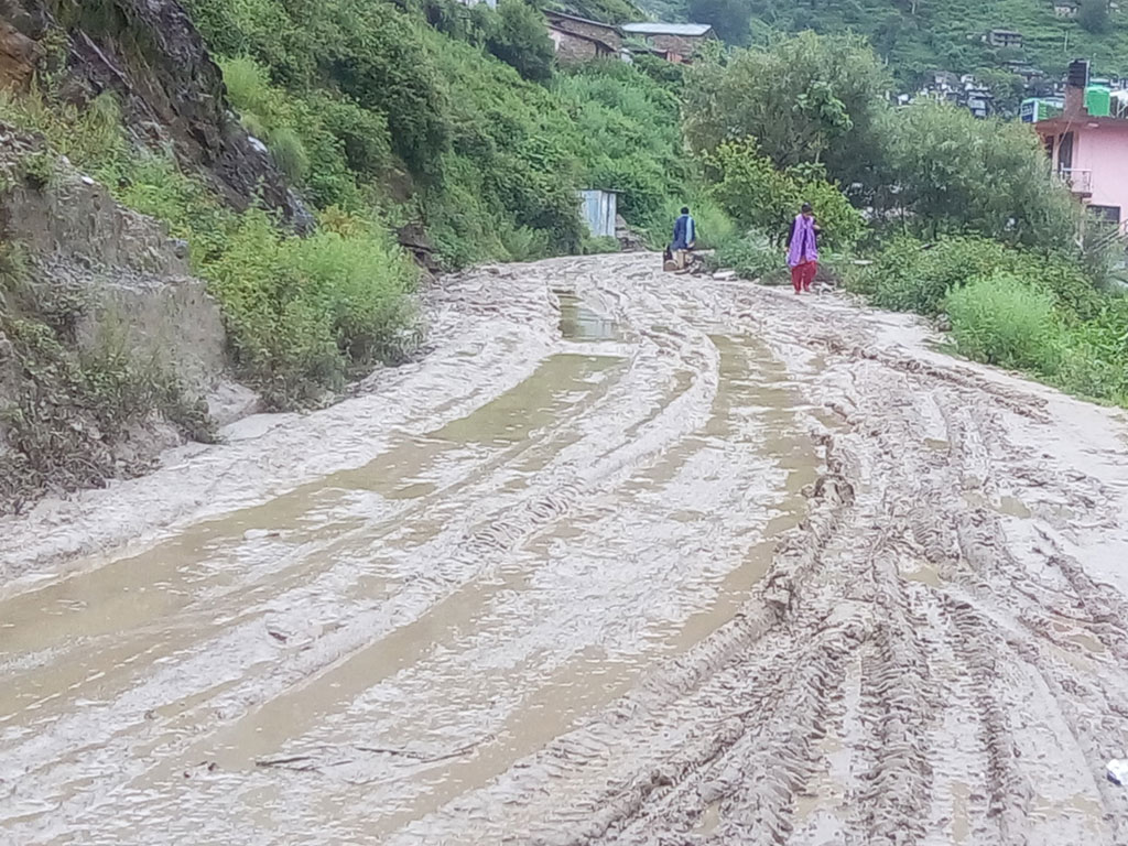 पहिरोका कारण सुर्खेत-जुम्ला कर्णाली राजमार्ग अवरुद्ध