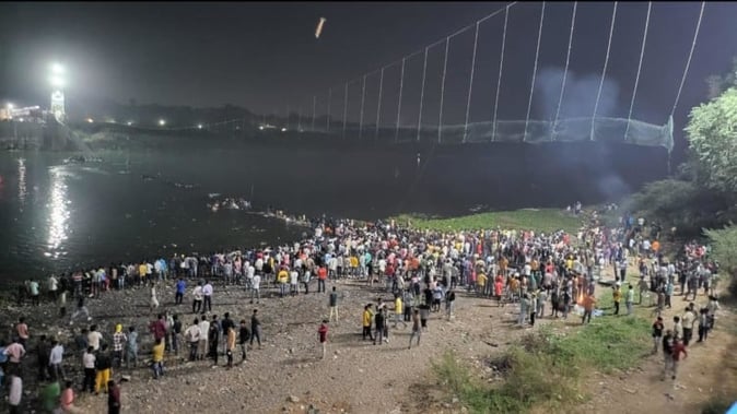 भारतको गुजरातमा एउटा पूल भत्किँदा १४१ जनाको मृत्यु