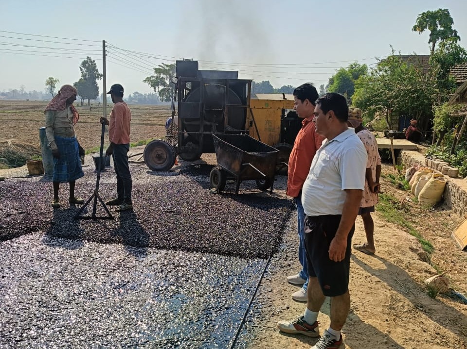 बर्दगोरिया २ स्थित निर्माणाधीन दोधरा - कुम्भिया कालोपत्रे सडकको अनुगमन