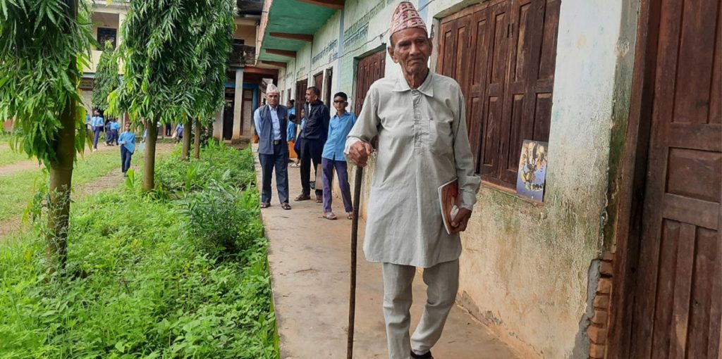 ९० वर्षको उमेरमा कक्षा १ मा भर्ना भए प्रेमबहादुर