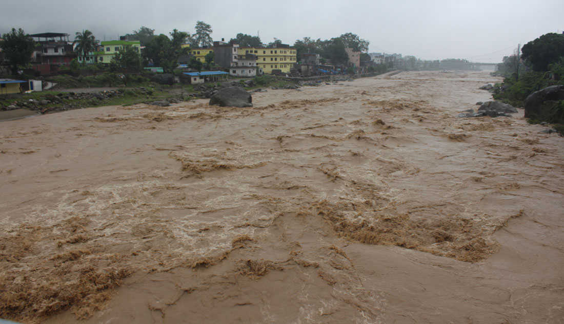 दाङमा बाढीले अटोरिक्सा बगाउँदा दुईजना बेपत्ता, चालकको उद्धार